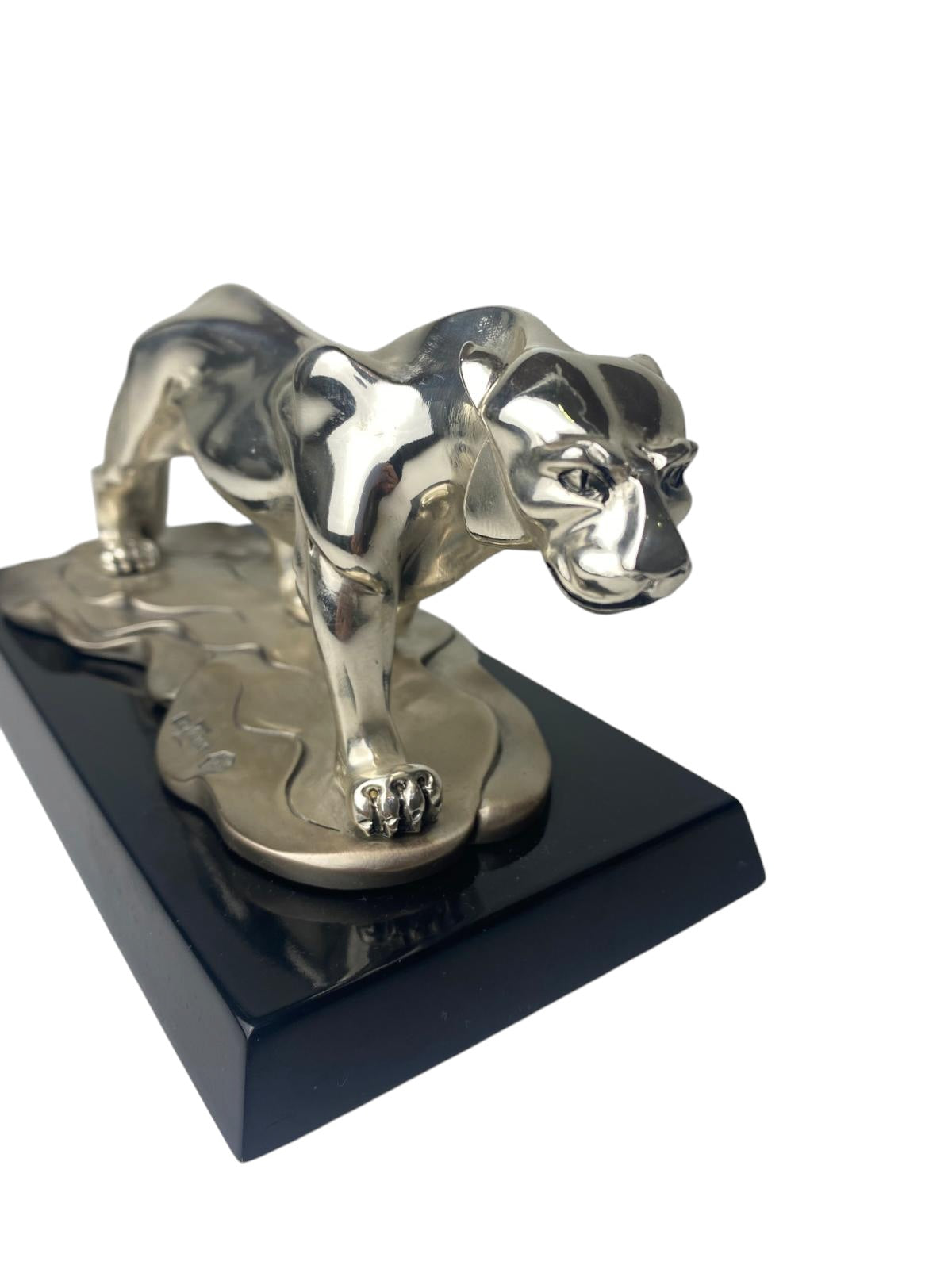 Scultura Pantera in Resina Argentata (Stile Art Déco) su Base Nera